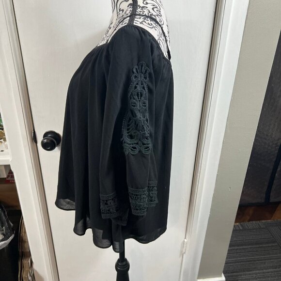 VaVa by Joy Han black off shoulder crochet trim blouse.  Size XS - Picture 4 of 9